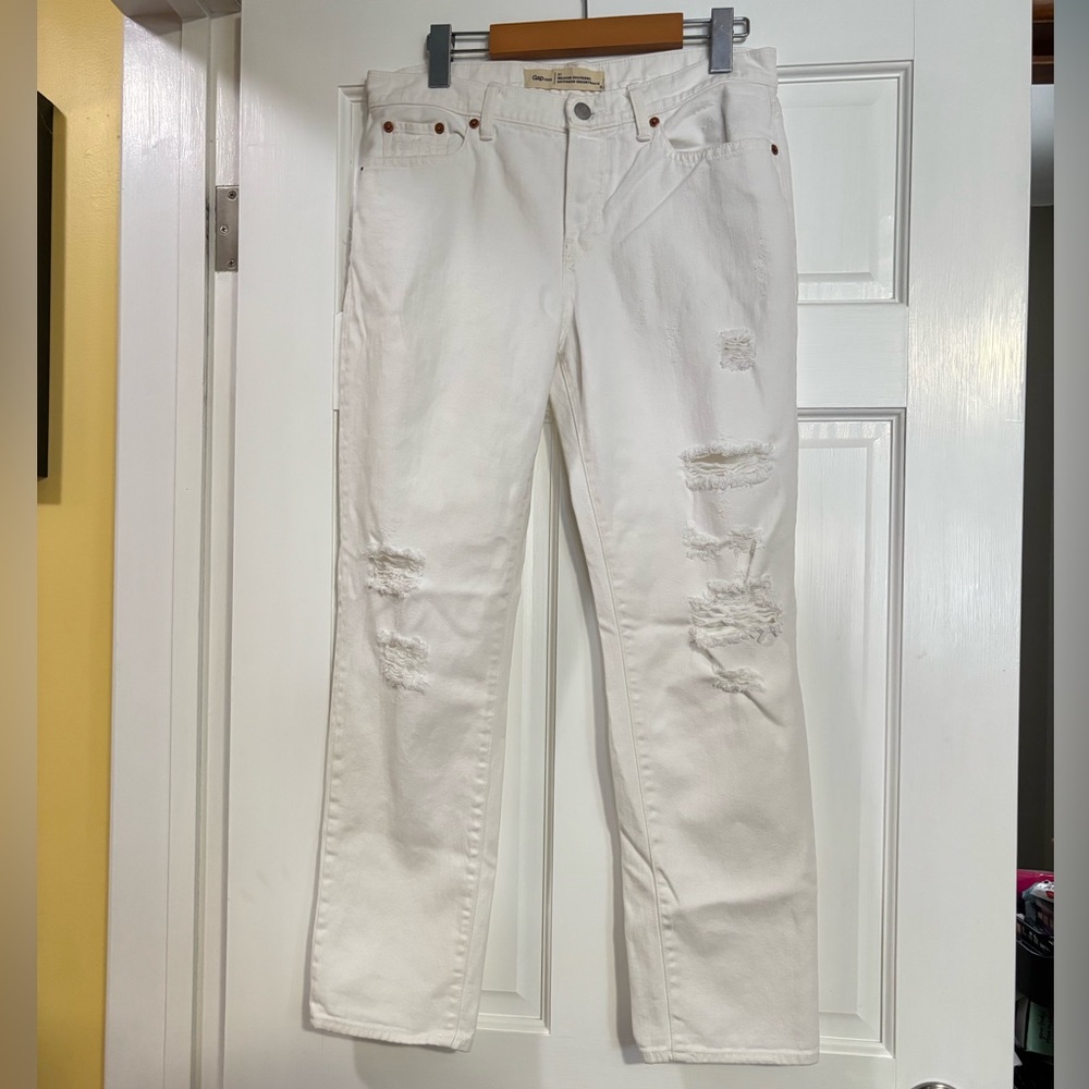 🚨3X$30🚨 GAP Women's Straight White Jeans with Distressed Details - Picture 3 of 7